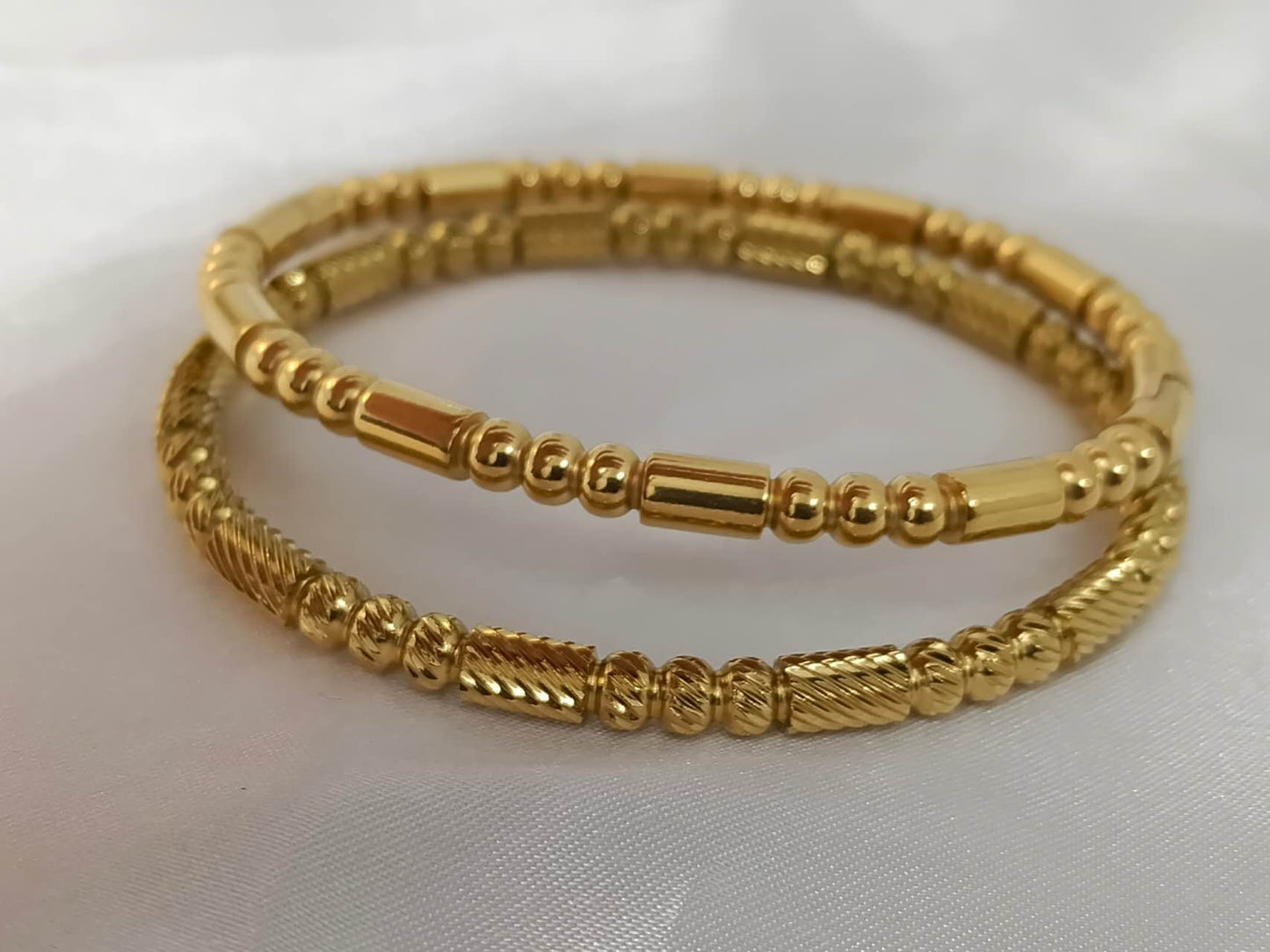 18K verguld roestvrijstalen armband met sluiting: Modelo en relieve