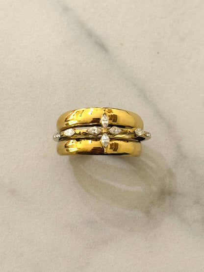 Kroze roestvrijstalen ring met witte zirkonia's