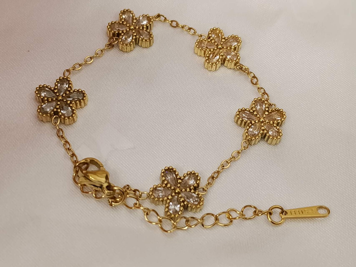 Set van bloem zirkonia armband en gouden stalen oorbellen: Solo una pulsera