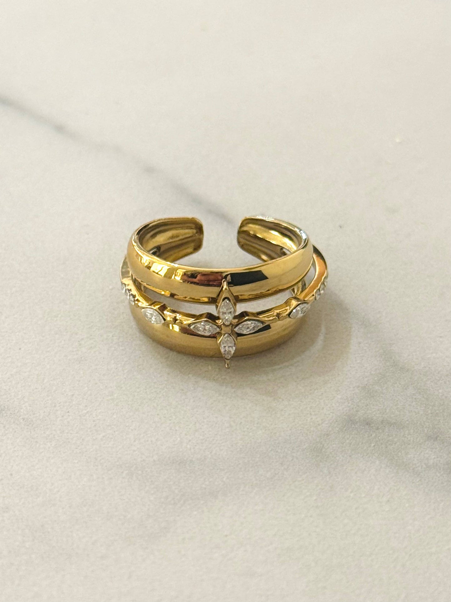 Kroze roestvrijstalen ring met witte zirkonia's