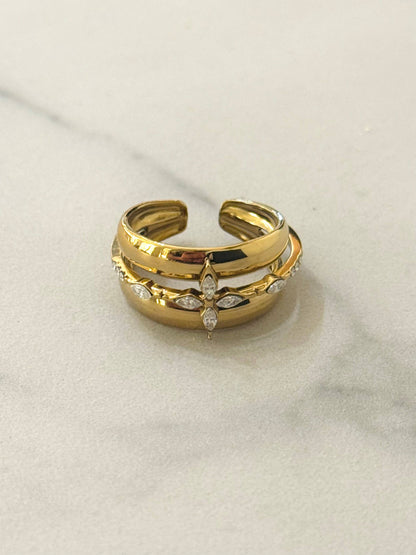 Kroze roestvrijstalen ring met witte zirkonia's