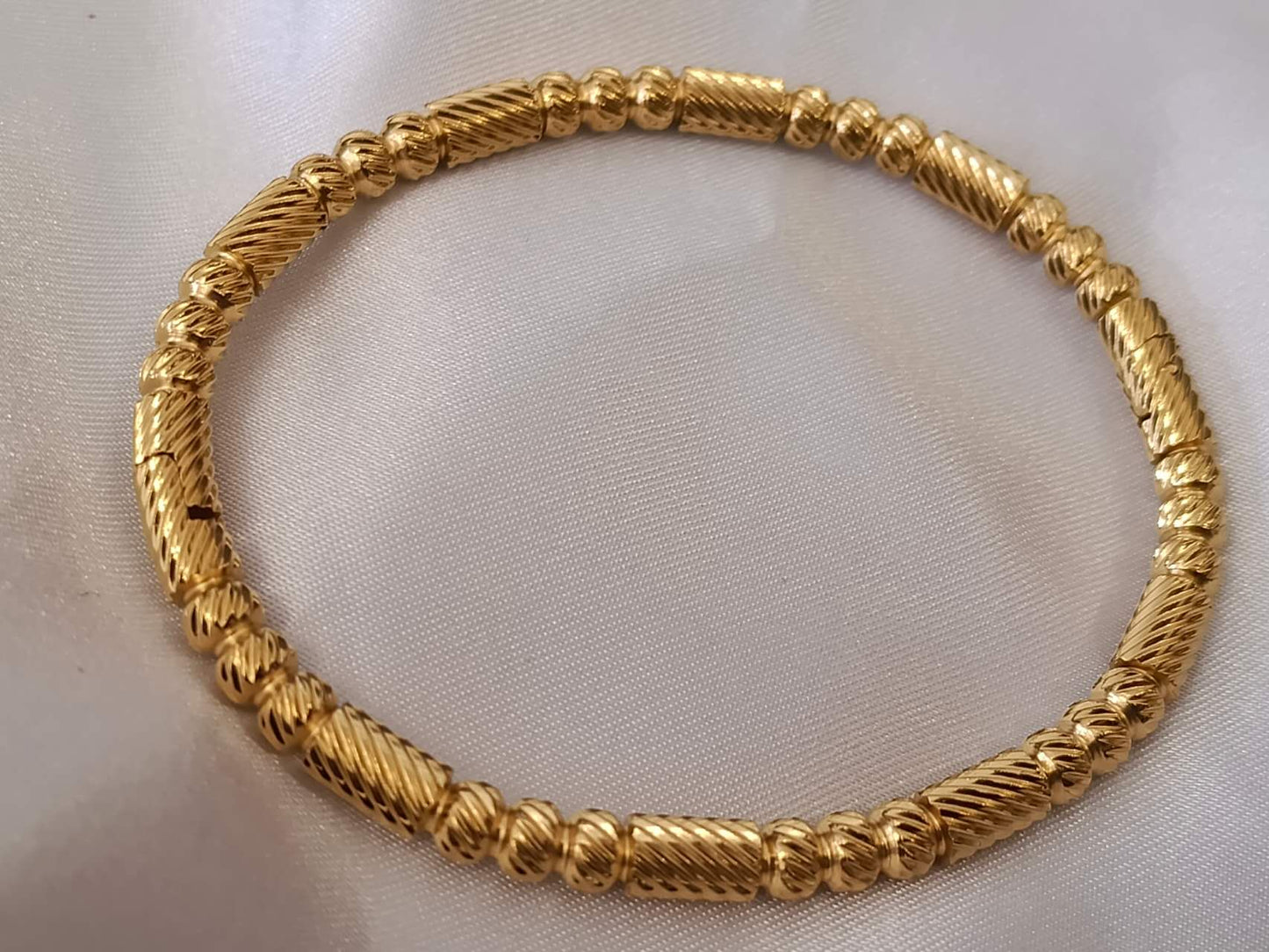 18K verguld roestvrijstalen armband met sluiting: Modelo en relieve