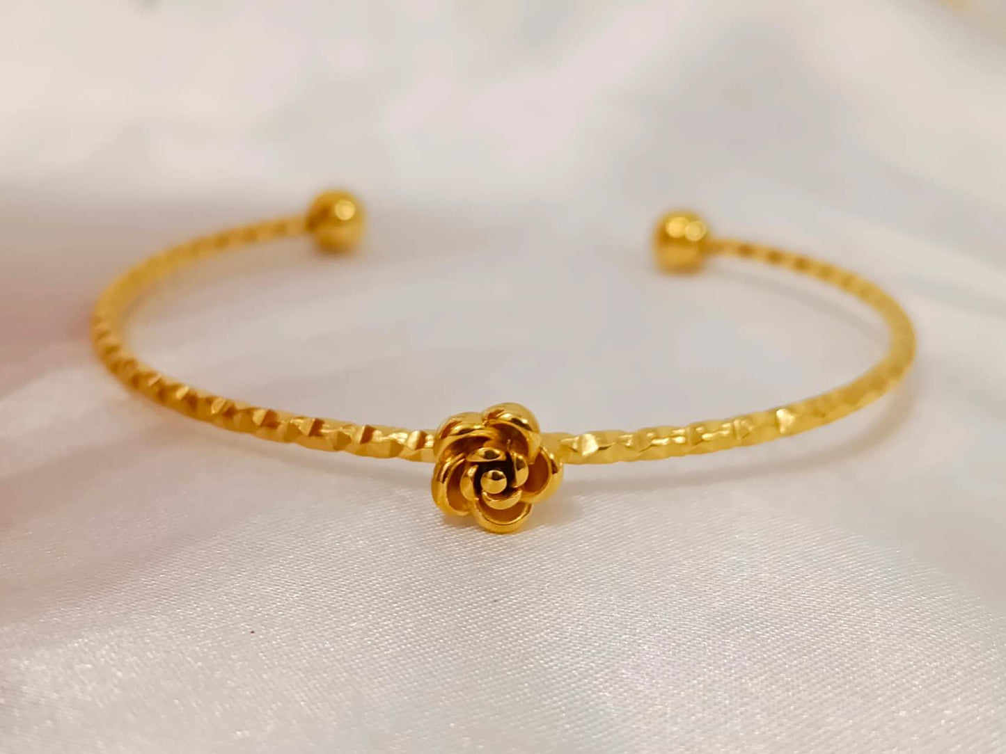 Open armband bloem roestvrij staal goud 18K PVD: Flor de 5 petalos