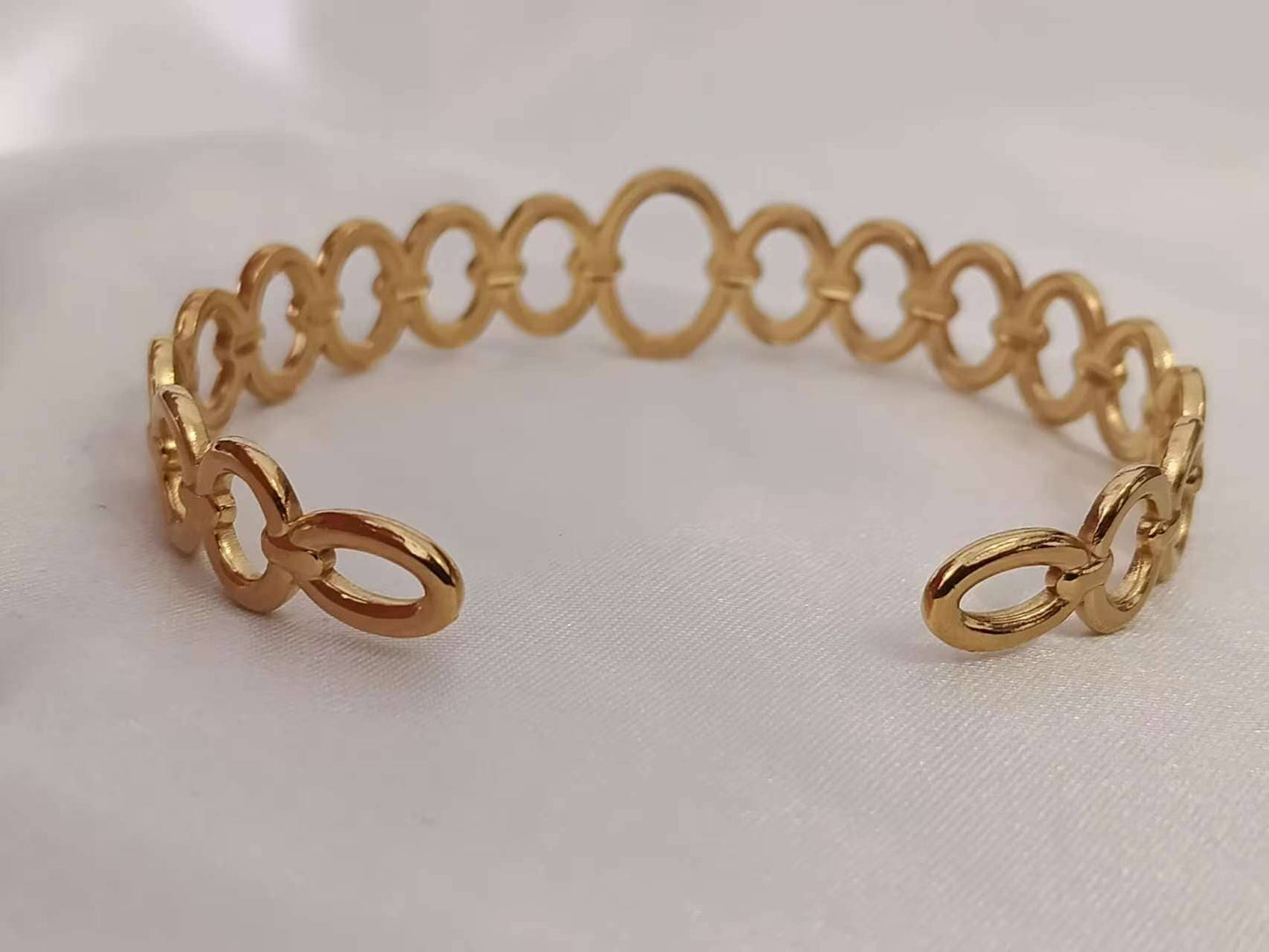 Opengewerkte armband van roestvrij staal, verguld met 18K PVD-goud