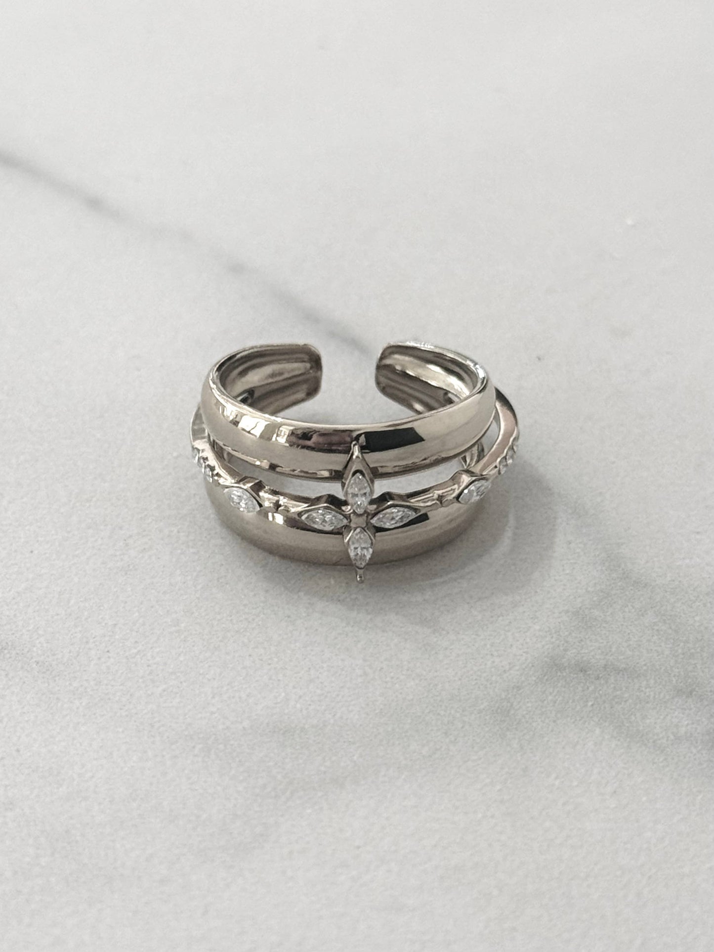 Kroze roestvrijstalen ring met witte zirkonia's