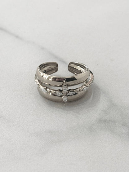 Kroze roestvrijstalen ring met witte zirkonia's