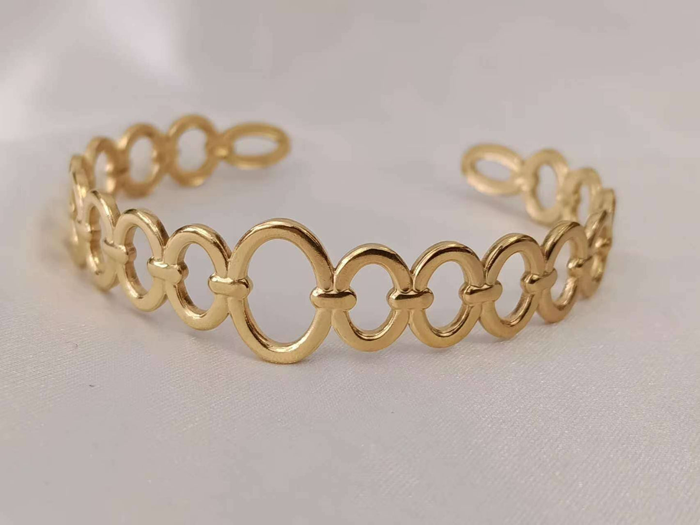 Opengewerkte armband van roestvrij staal, verguld met 18K PVD-goud