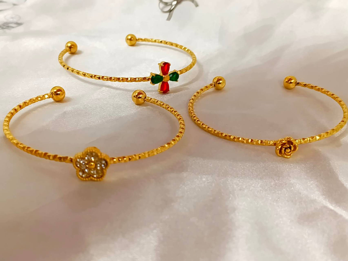 Open armband bloem roestvrij staal goud 18K PVD: Flor de 5 petalos