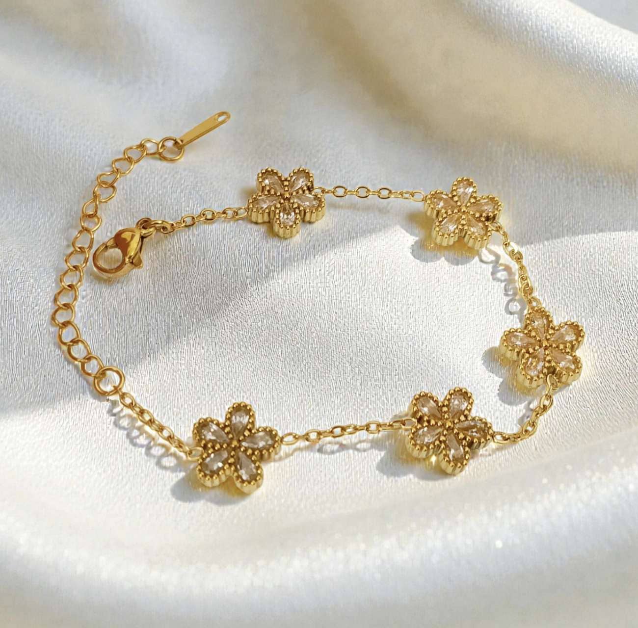 Set van bloem zirkonia armband en gouden stalen oorbellen: Solo una pulsera