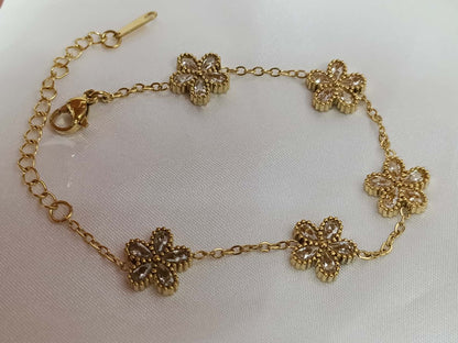 Set van bloem zirkonia armband en gouden stalen oorbellen: Solo una pulsera