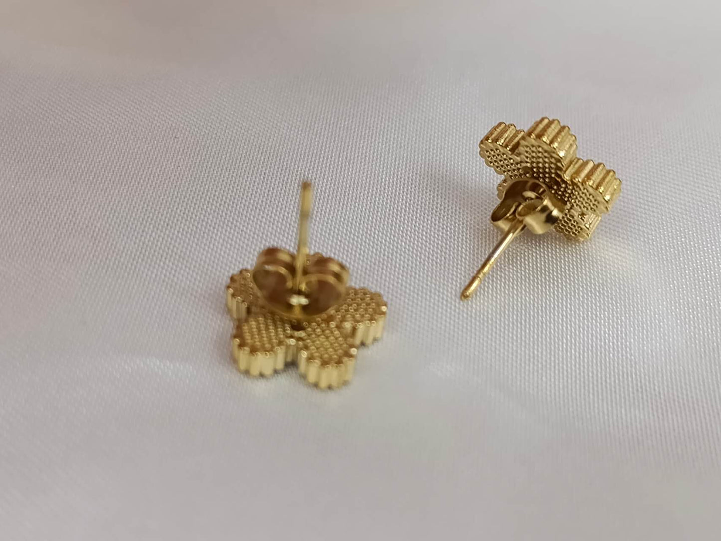 Set van bloem zirkonia armband en gouden stalen oorbellen: Solo una pulsera