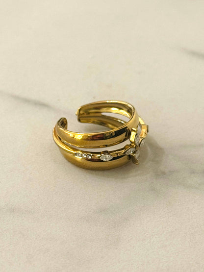 Kroze roestvrijstalen ring met witte zirkonia's