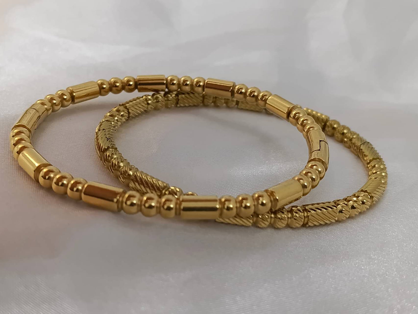 18K verguld roestvrijstalen armband met sluiting: Modelo en relieve