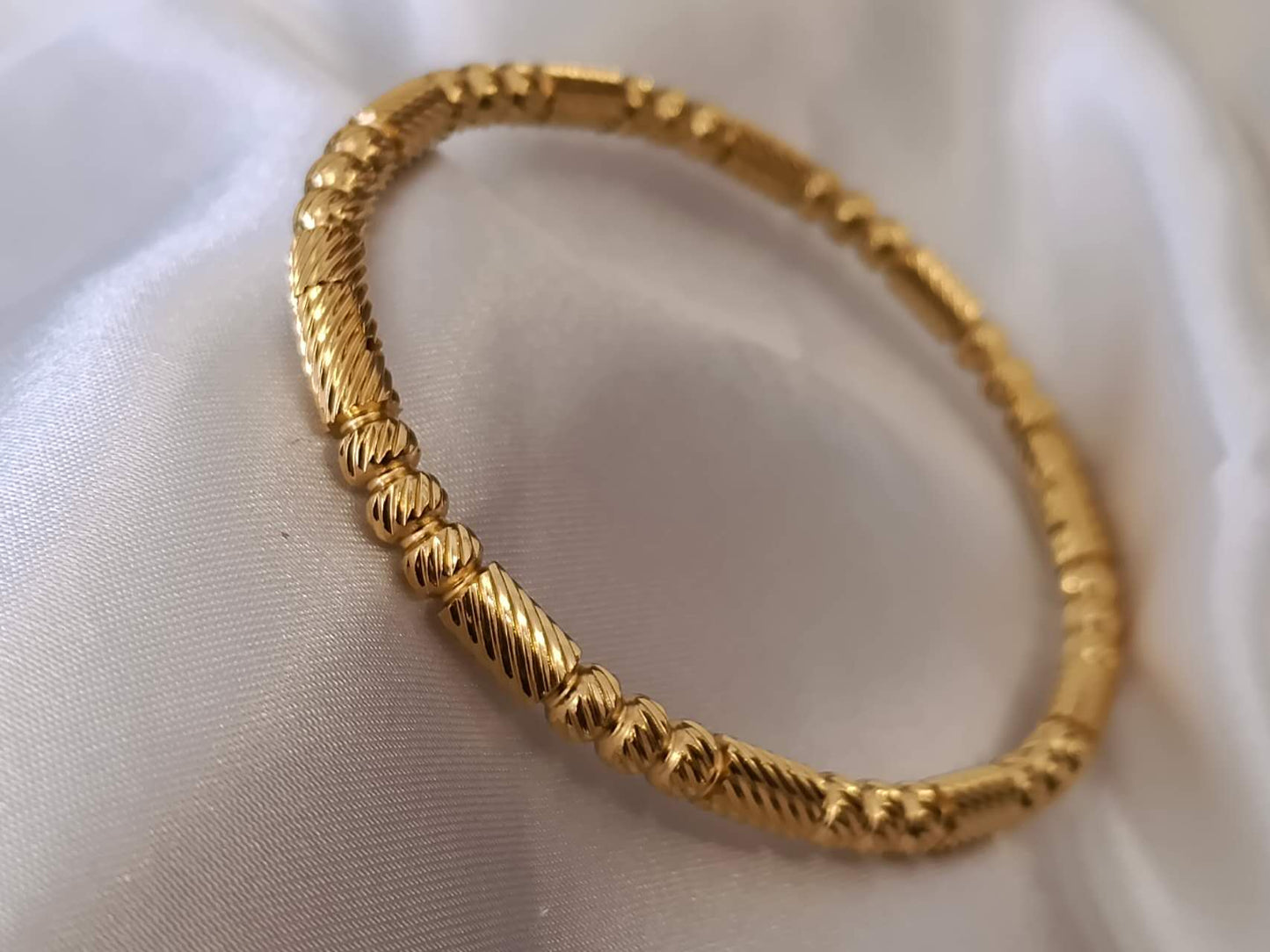 18K verguld roestvrijstalen armband met sluiting: Modelo en relieve