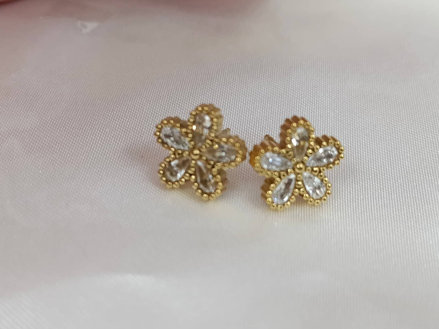 Set van bloem zirkonia armband en gouden stalen oorbellen: Solo una pulsera