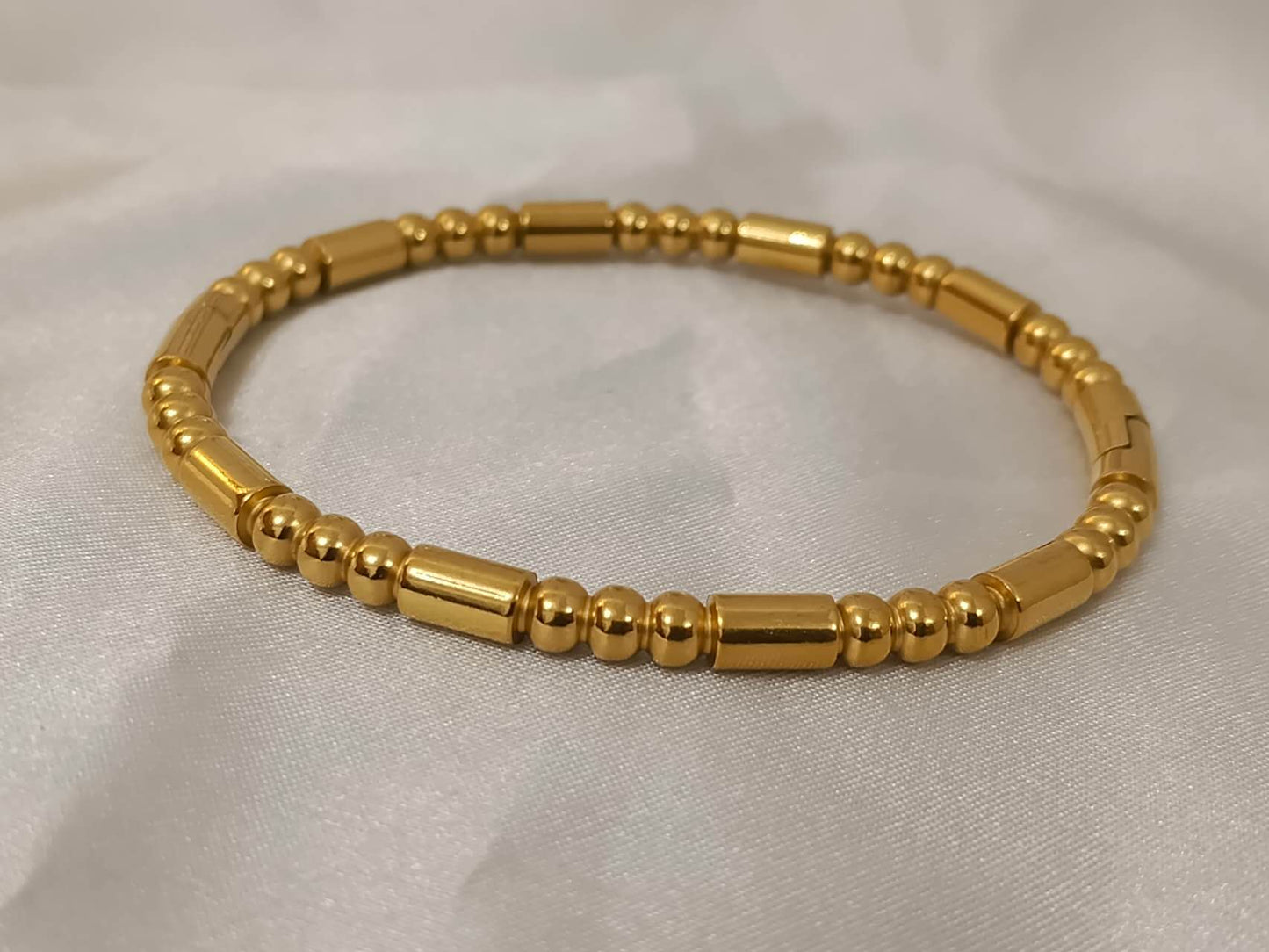 18K verguld roestvrijstalen armband met sluiting: Modelo en relieve