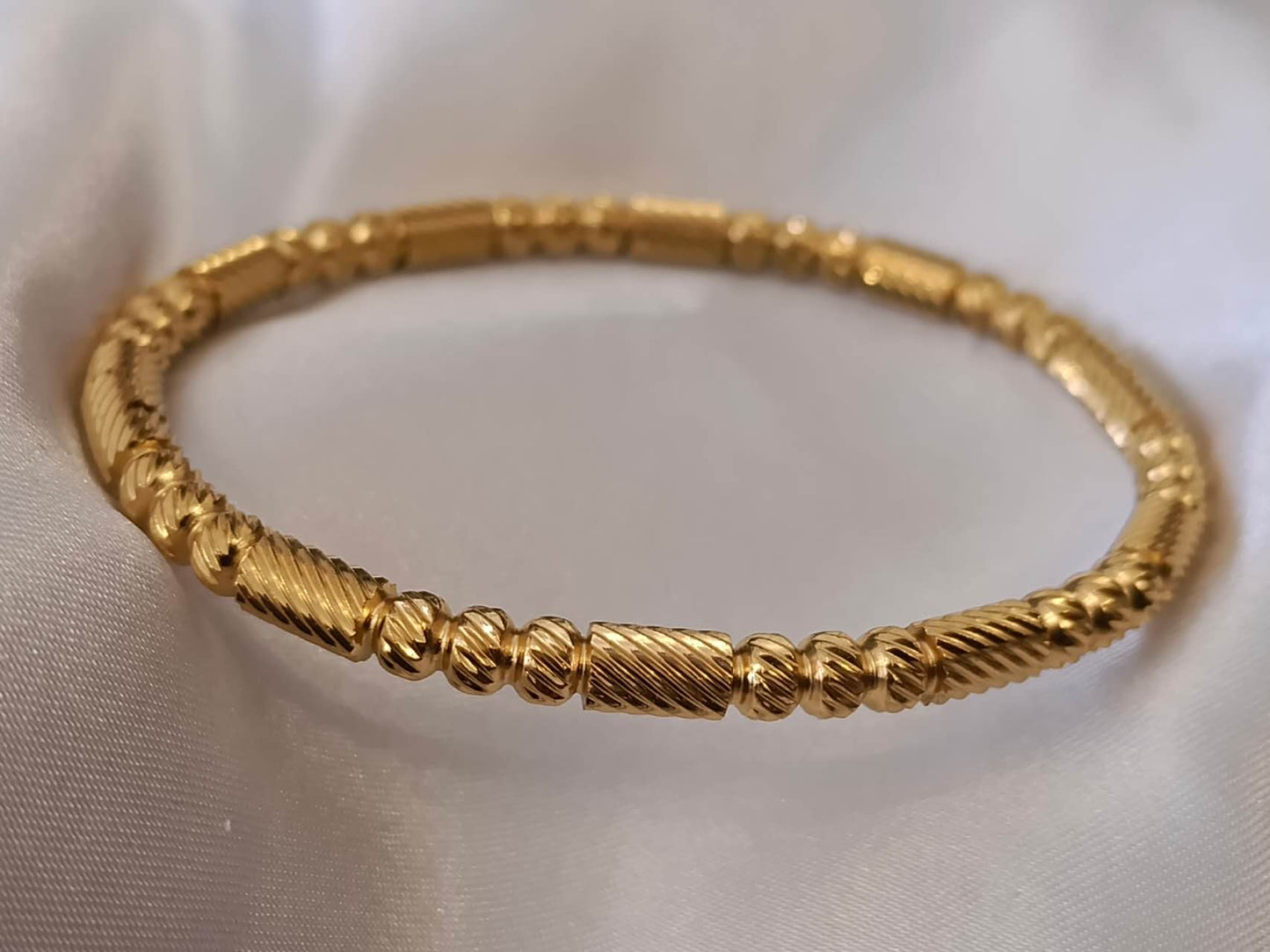 18K verguld roestvrijstalen armband met sluiting: Modelo en relieve