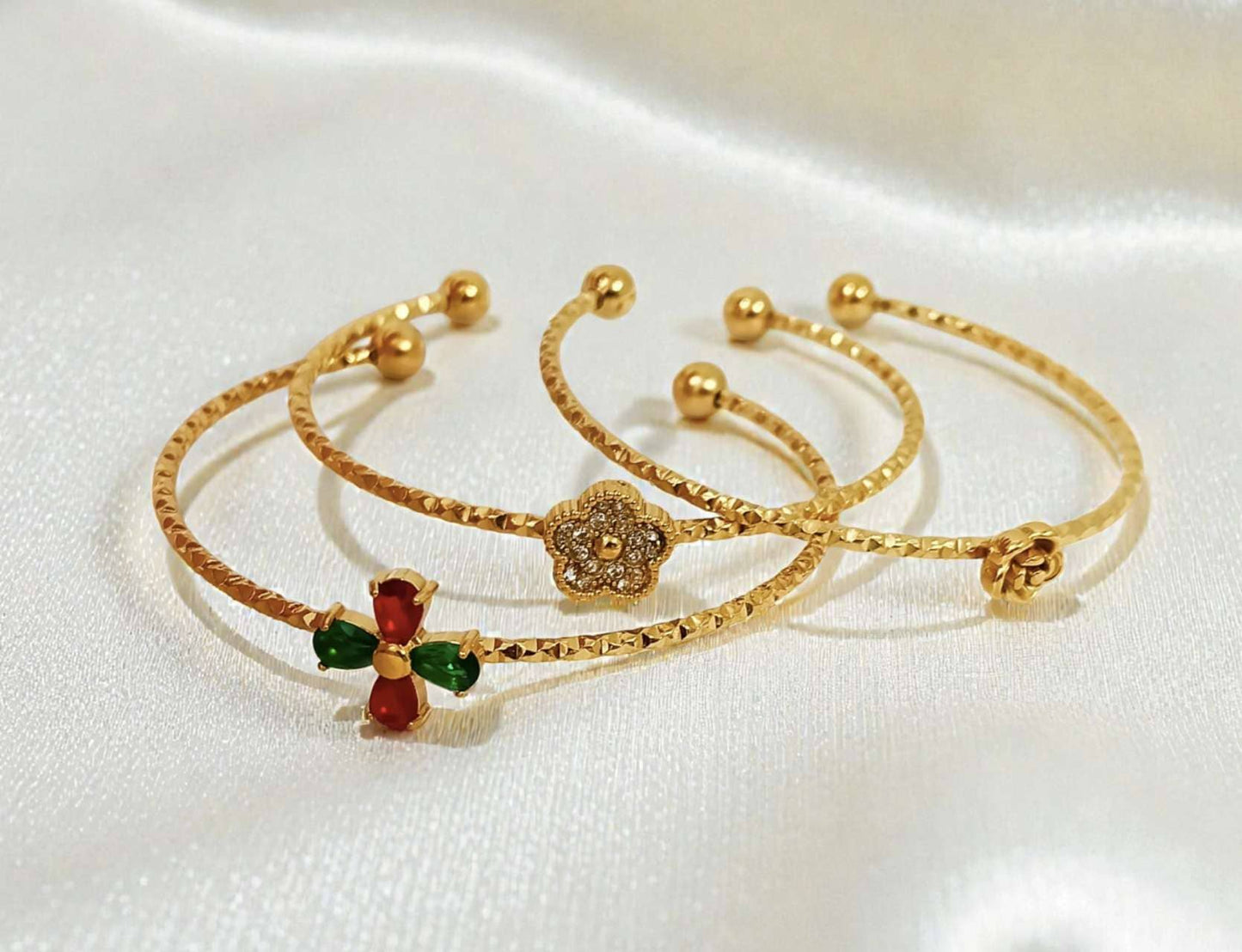 Open armband bloem roestvrij staal goud 18K PVD: Flor de 5 petalos